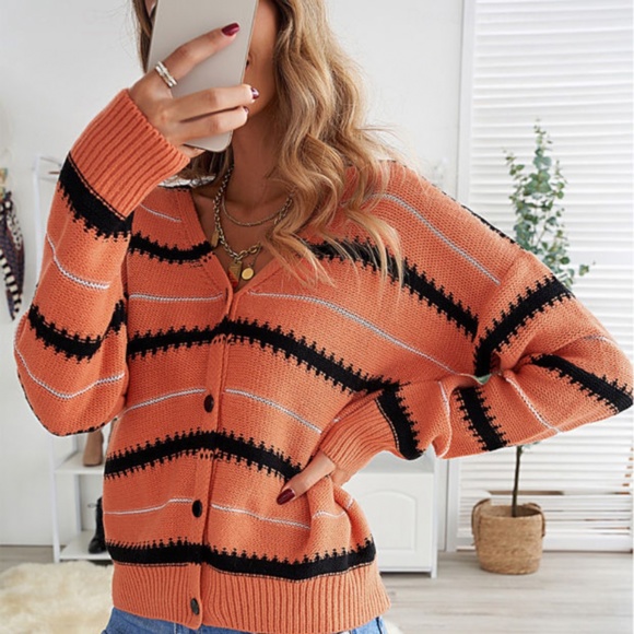 Sweaters - V-Neck Long-Sleeve Sweater